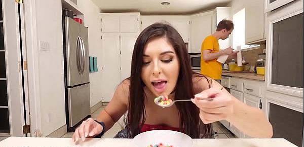  Gorgeous Teen Loves Deepthroating Dick With Her Breakfast